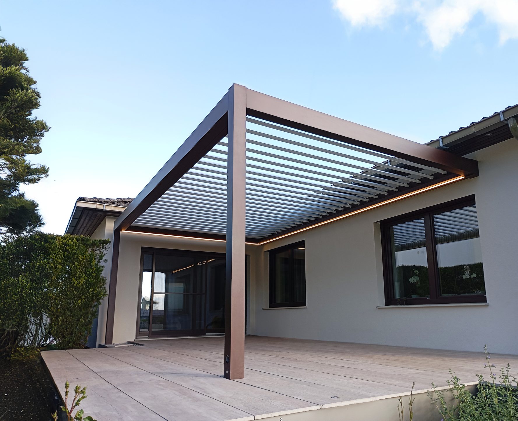 Antracitová pergola u rodinného domu