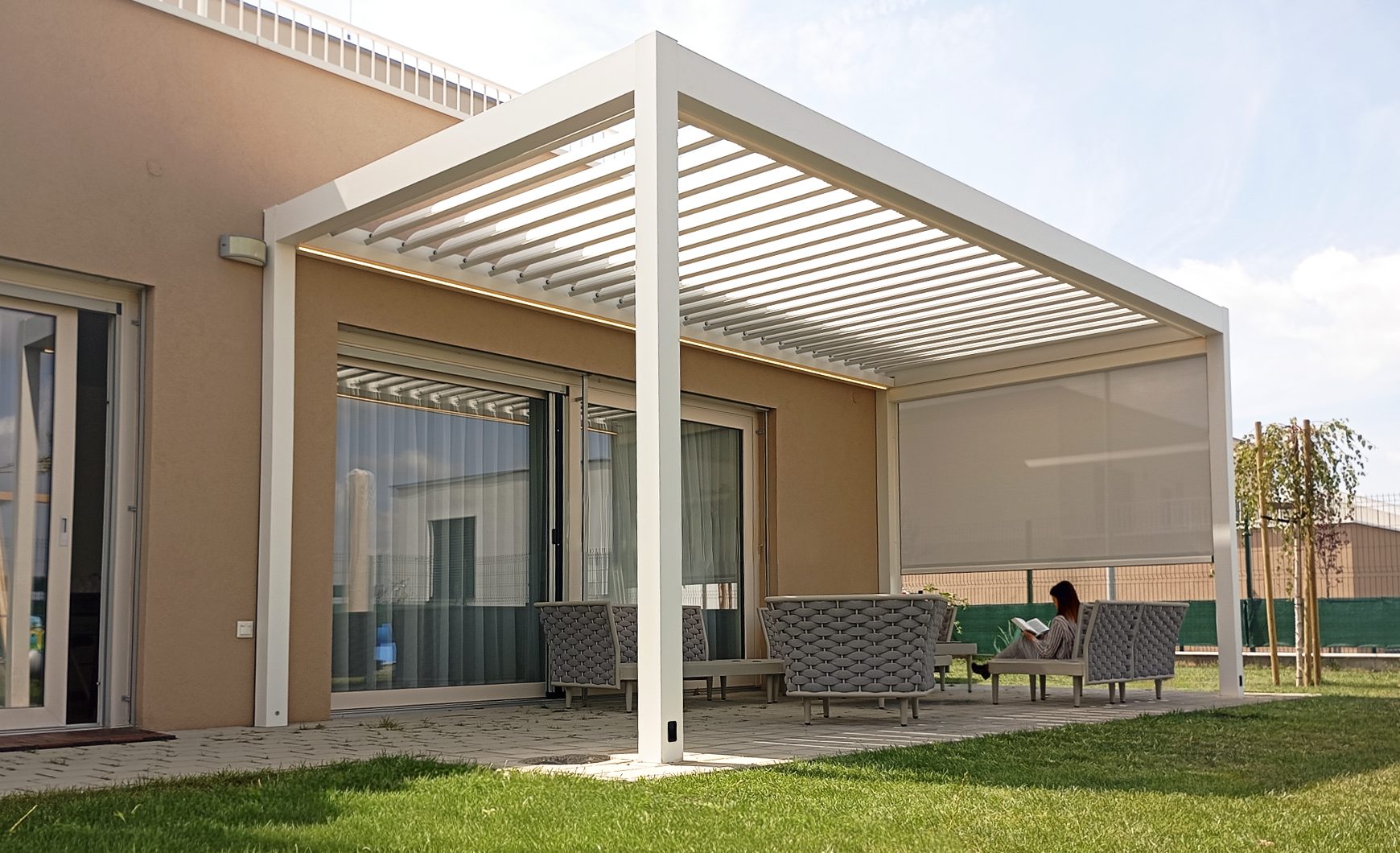 Pergola u terasy s polštáři